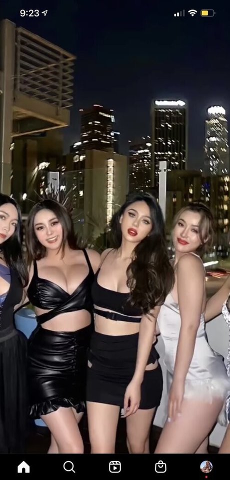 ニューハーフの乗馬オンリーファンズ アートポルノ 写真