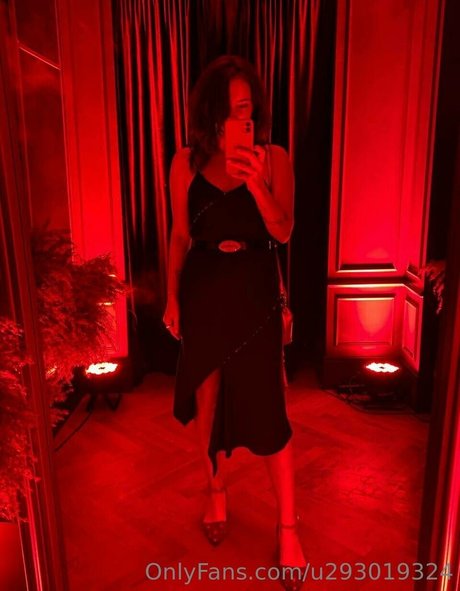 スキニーモデルオンリーファンズ アートポルノ 写真