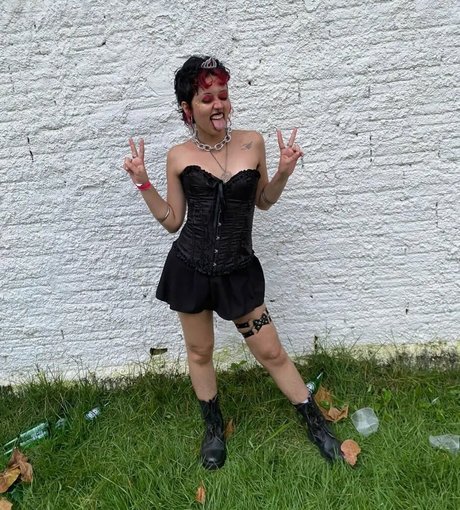 Aurwrayag 裸の女優 画像