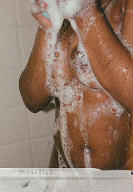 足 熟女 オンリーファンズ HD 写真