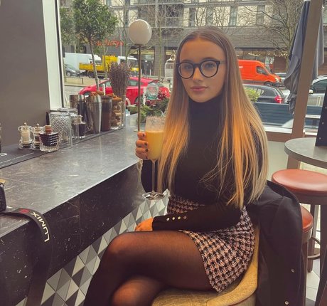 Olivia Robertson xxxモデル 写真