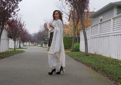 Sukh Bains 裸のモデル 写真