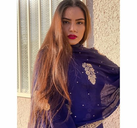 Sukh Bains ポルノスター 写真