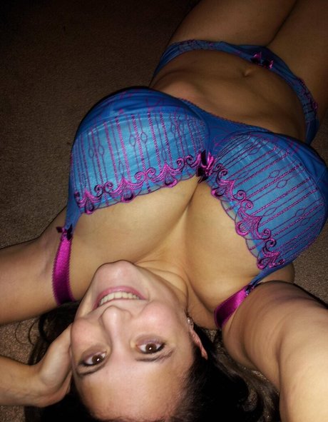 巨乳ランジェリーオンリーファンズ トップ ギャラリー