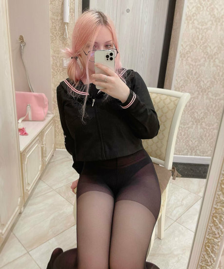 ストリップショー オンリーファンズ アダルト 画像