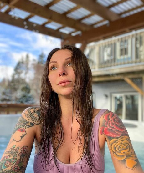 指マン 潮吹き オンリーファンズ ホットヌード 写真