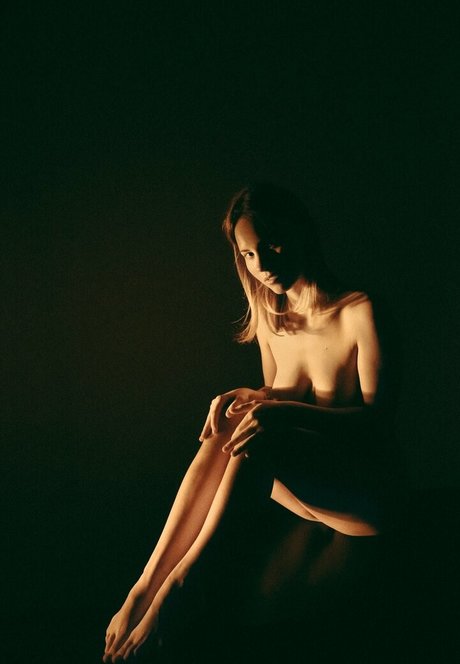 Ssonyashnyk ポルノスター アート 写真