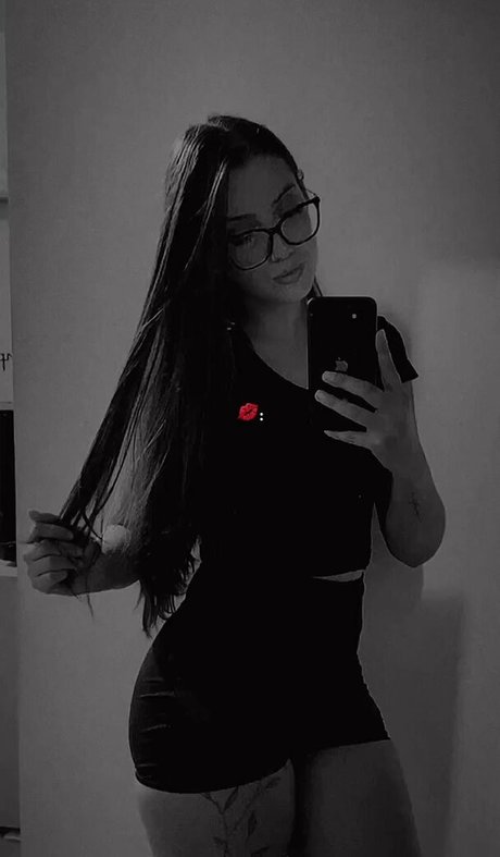 Karen Sara 無料モデル 写真