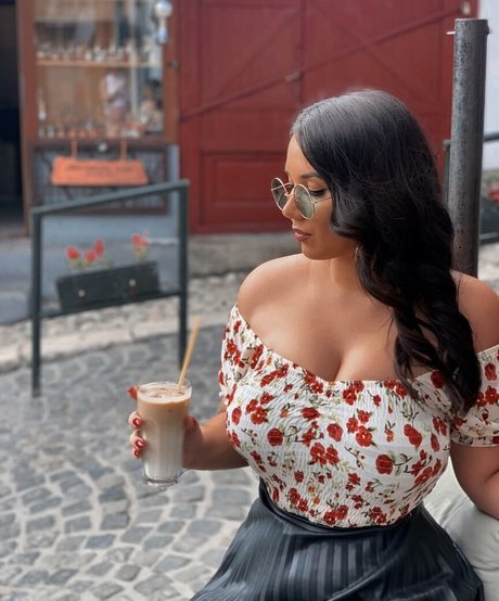 小さいチンポのシーメールオンリーファンズ ホットセックス 画像