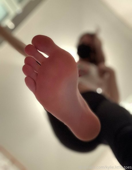 kylie little toes モデル 写真