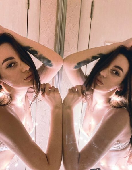 巨乳カップルオンリーファンズ アート裸 写真